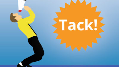 En man med megafon skriker tack.