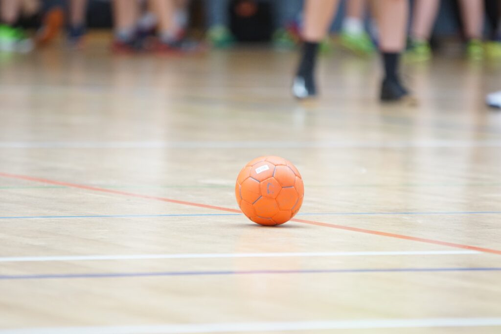 En handboll på en plan