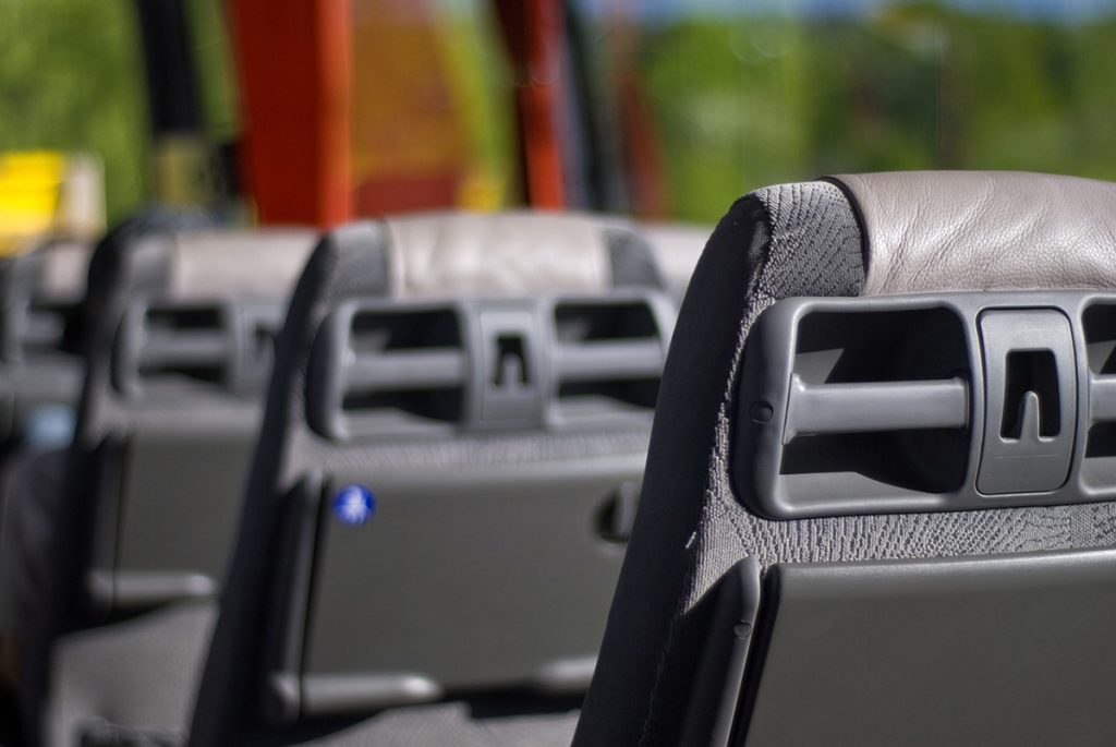 Foton på tomma buss-säten